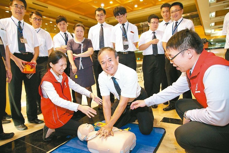 溫永春總經理帶領同仁們學習AED與CPR課程
